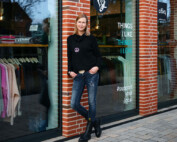 Kristine steht vor dem Schaufenster des Zurfday Concept Stores