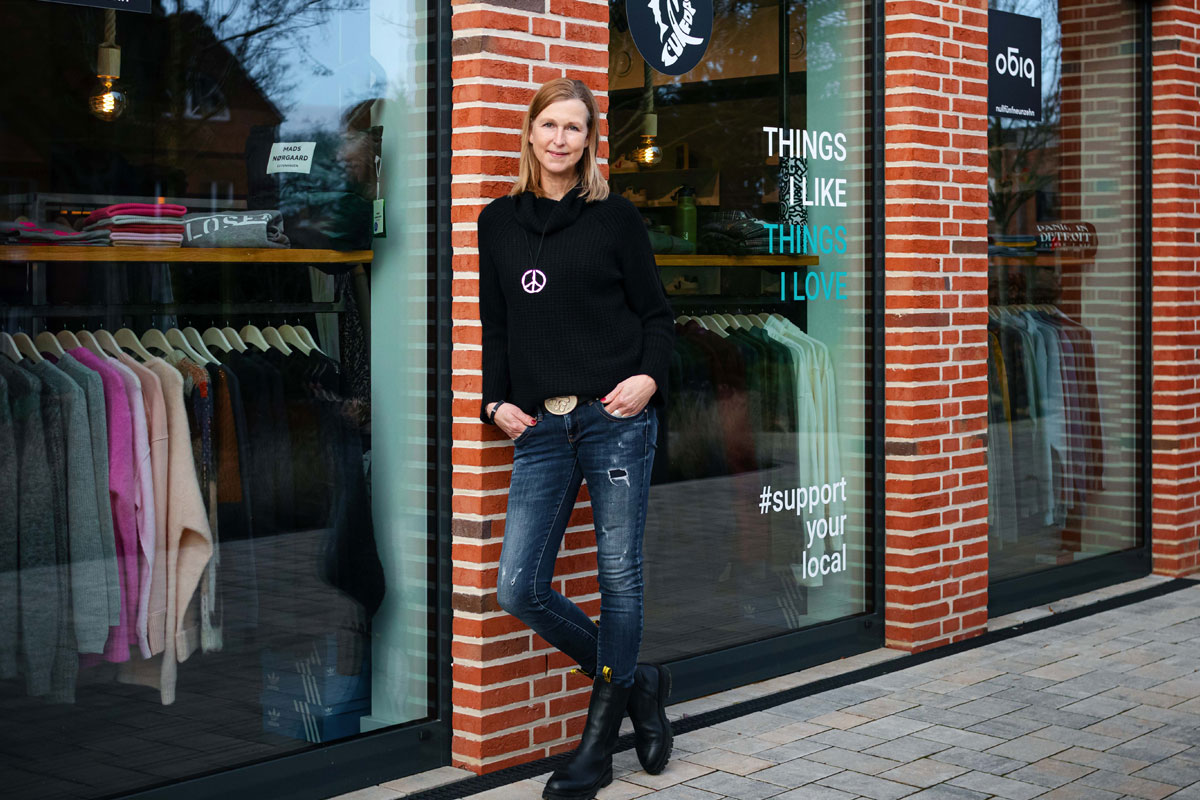 Kristine steht vor dem Schaufenster des Zurfday Concept Stores